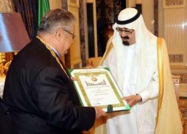 saudi_arabia_s_king_abdullah_awards_iraq_s_president_jalal_talabani_with_the_king_abdull_aziz_medal_at_the_royal_palace_in_riyadh_april_11_2010.jpg