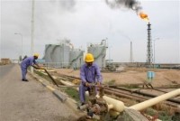 oil_refinery_worker_controls_a_valve_on_a_pipeline_at_an_oil_refinery_in_basra_01070008.jpg